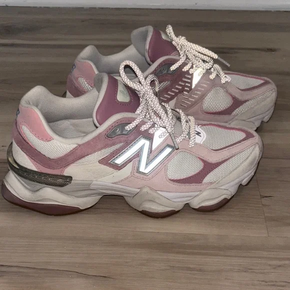 New Balance 9060 size 8.5 women’s sneakers TEMPORARILY UNAVAILABLE-read details - Picture 1 of 13